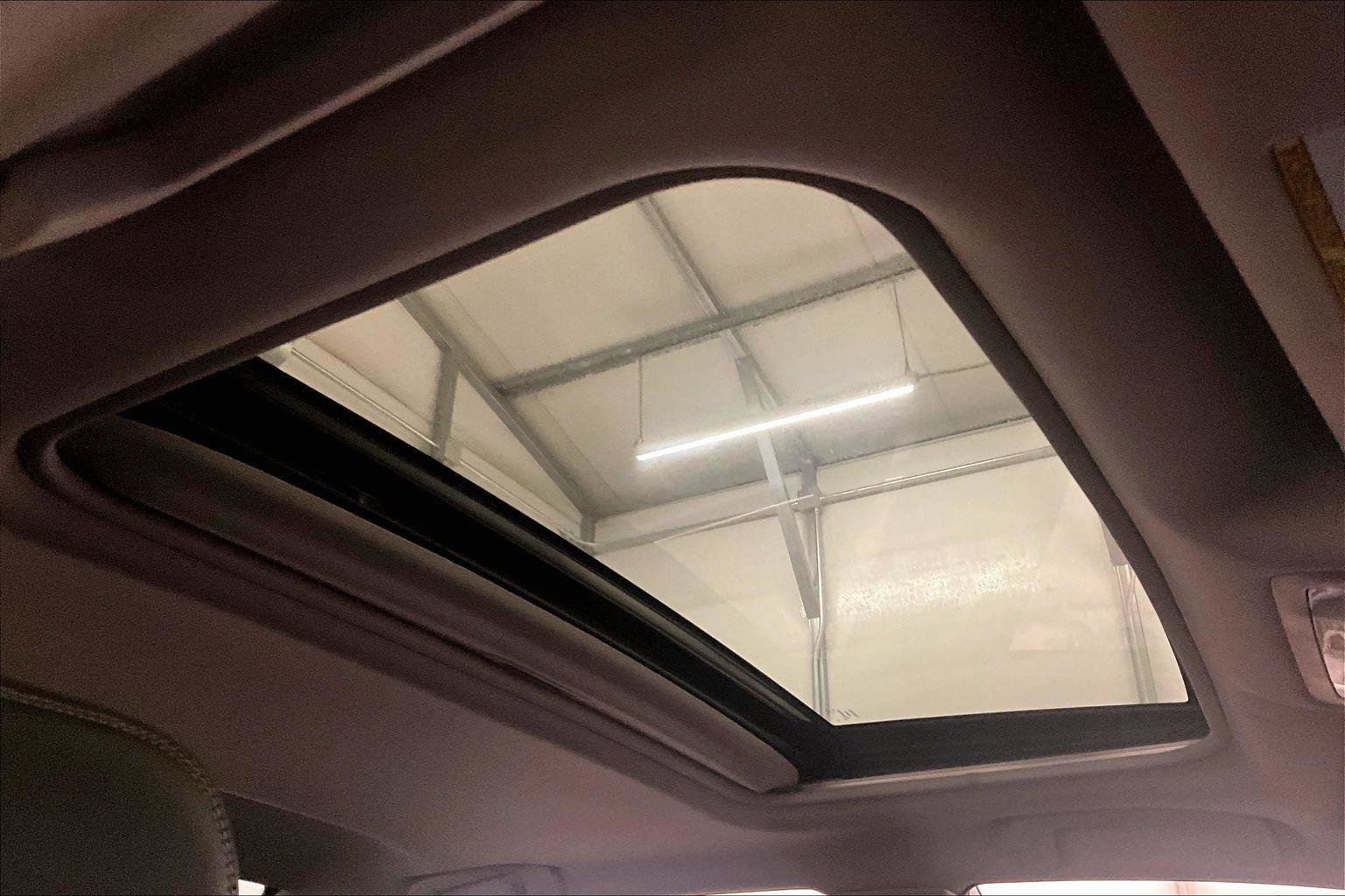 Used 2017 Toyota Camry XLE w/ Moonroof Package image 21