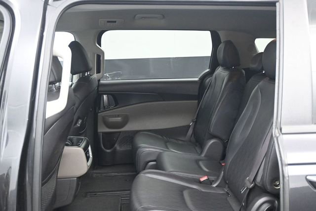 Used 2025 Kia Carnival FWD image 5
