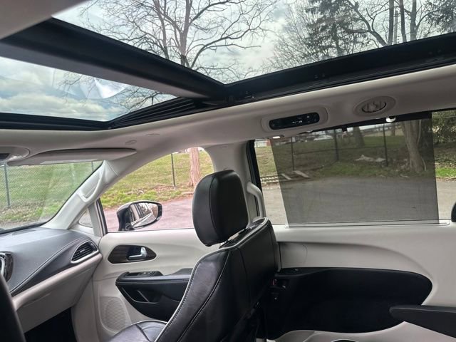 Used 2023 Chrysler Pacifica Limited FWD image 31