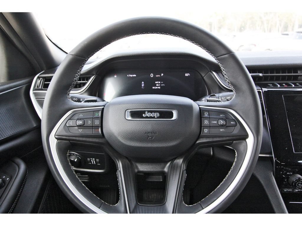 Used 2025 Jeep Grand Cherokee Altitude RWD image 15