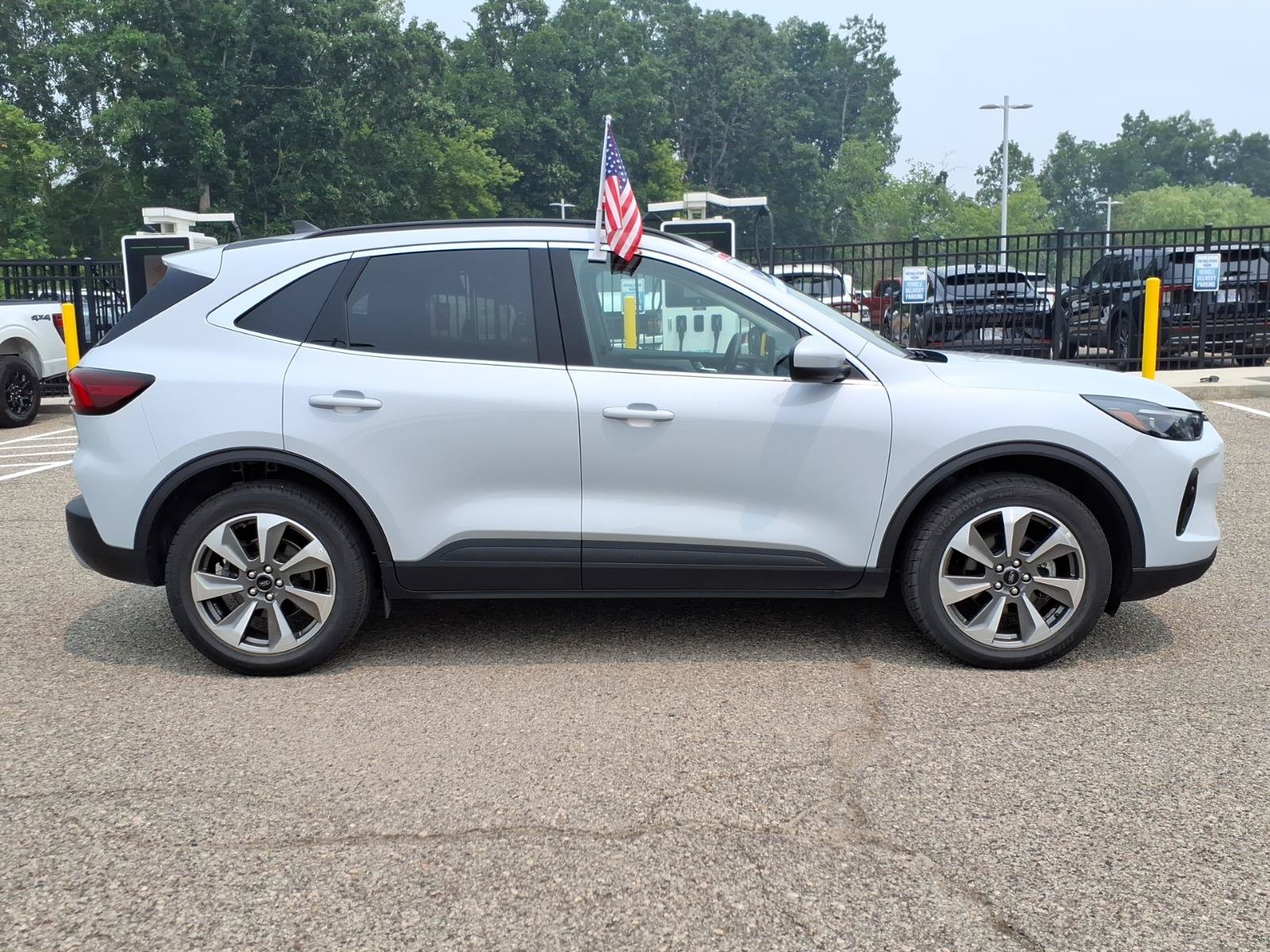 Certified 2025 Ford Escape Platinum AWD/4WD image 9