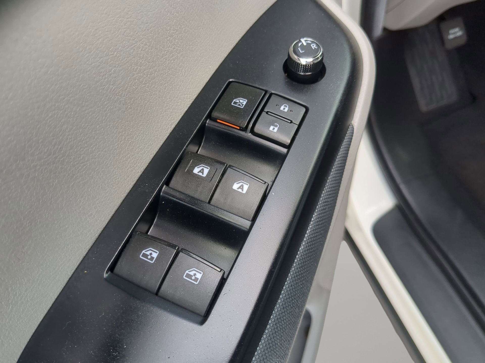 Used 2019 Toyota Highlander LE FWD image 54