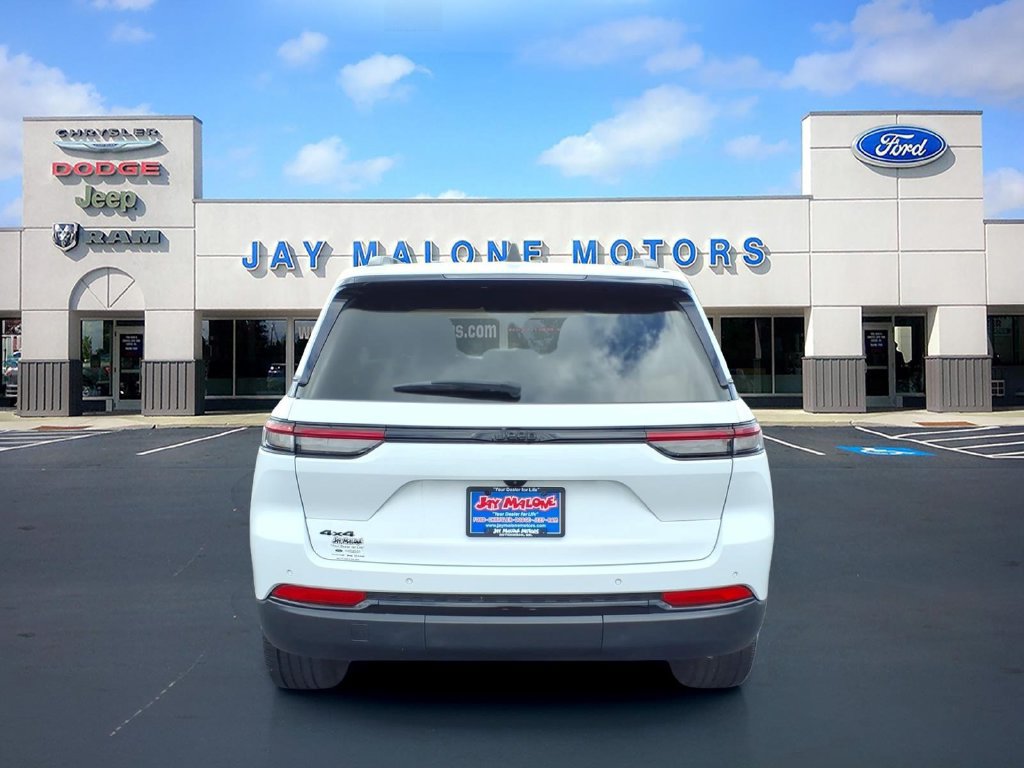 Used 2023 Jeep Grand Cherokee Altitude AWD/4WD image 4