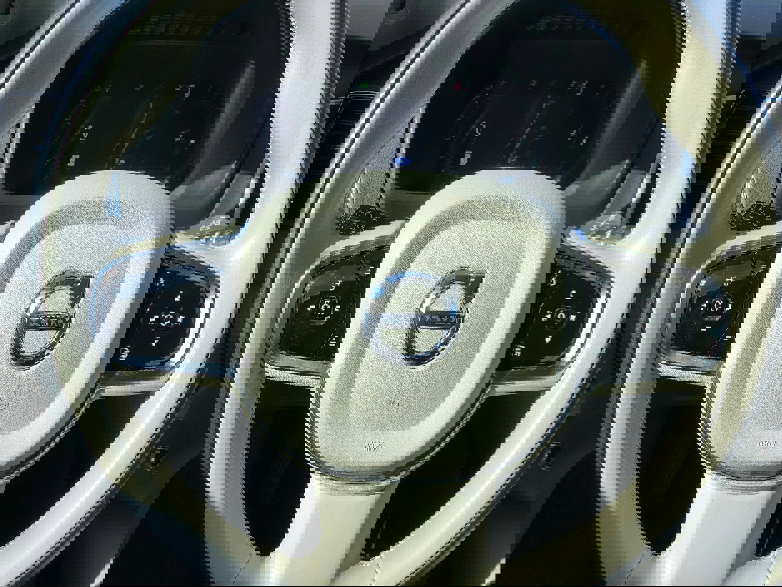 Used 2023 Volvo XC90 B6 Plus image 15