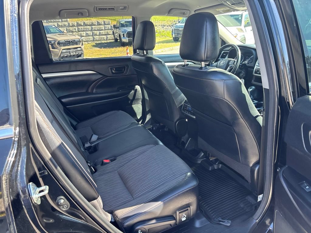 Used 2018 Toyota Highlander Plus AWD/4WD image 11
