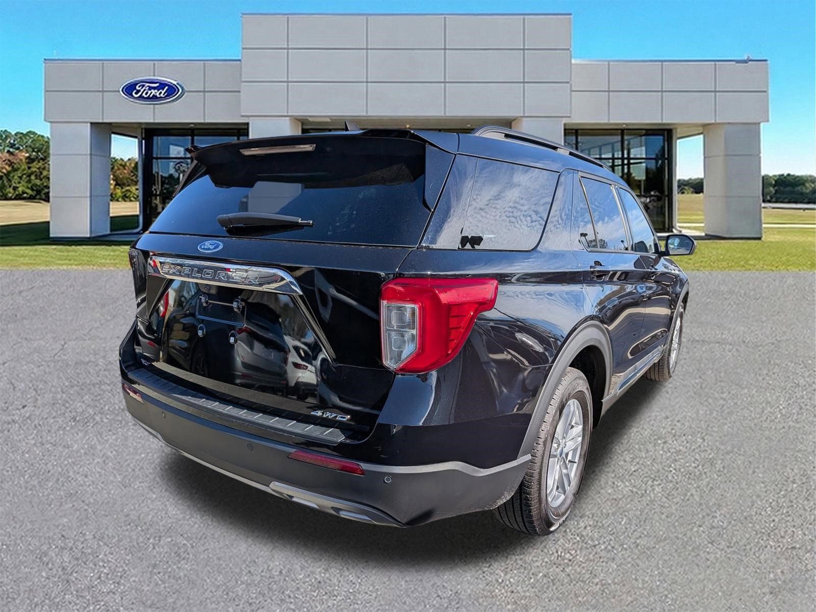 Certified 2023 Ford Explorer XLT w/ Equipment Group 202A image 5