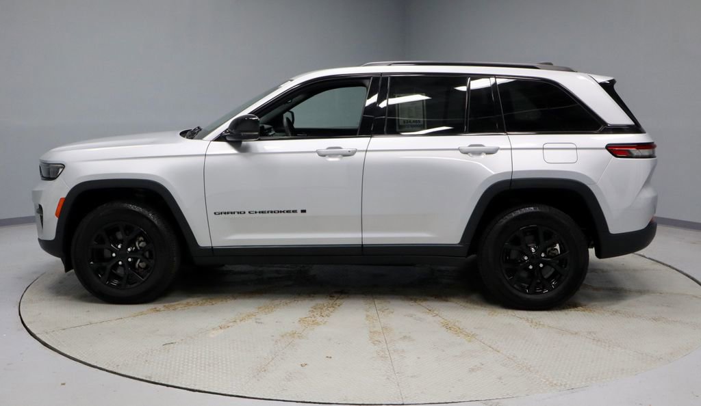Used 2024 Jeep Grand Cherokee Altitude AWD/4WD image 9