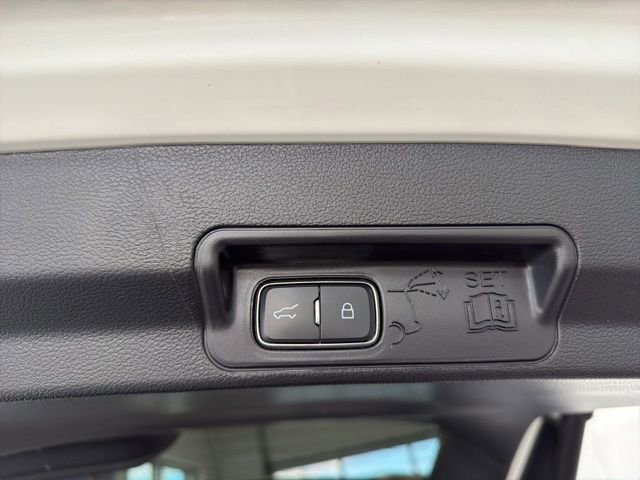 Certified 2022 Ford Explorer XLT w/ Equipment Group 202A image 9