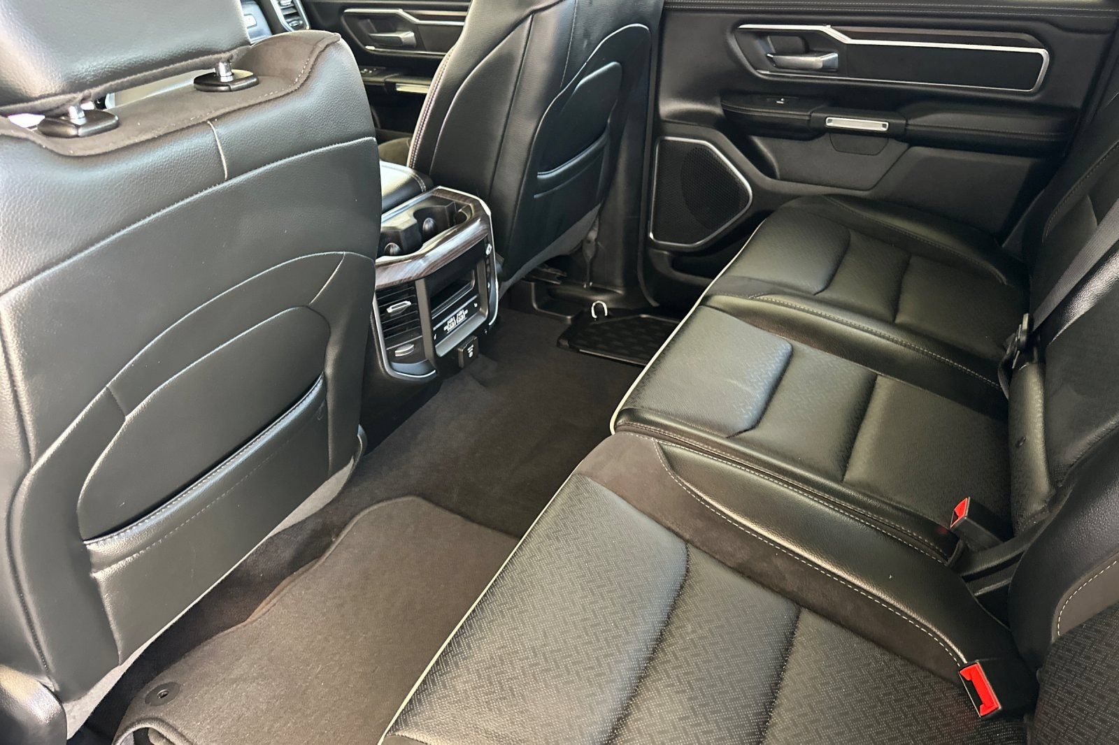 Used 2025 RAM 1500 Laramie AWD/4WD image 12
