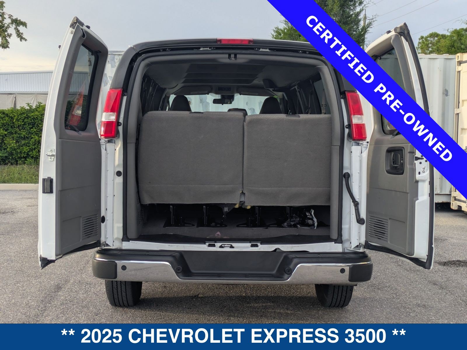 Used 2025 Chevrolet Express 3500 LT w/ LT Preferred Equipment Group RWD image 14