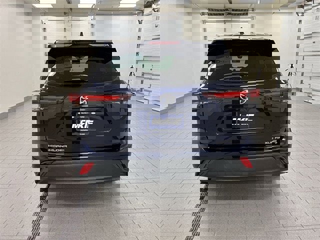 Used 2024 Toyota Highlander XLE image 2