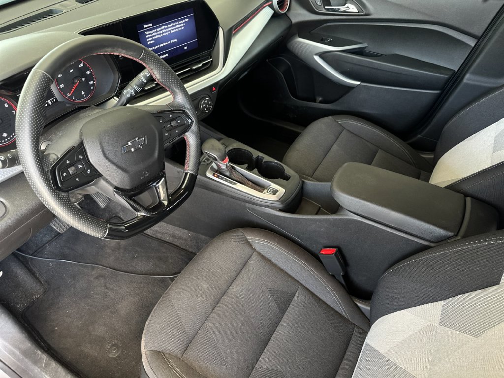 Used 2025 Chevrolet Trax RS w/ Sunroof Package FWD image 9