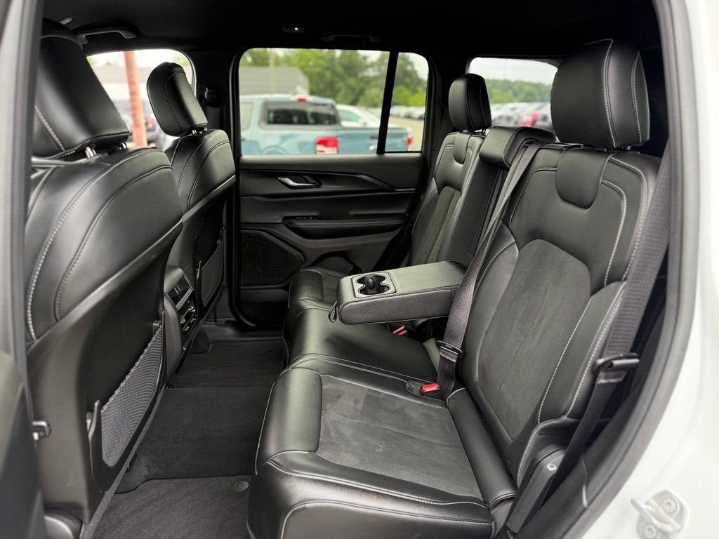 Used 2025 Jeep Grand Cherokee Altitude AWD/4WD image 13