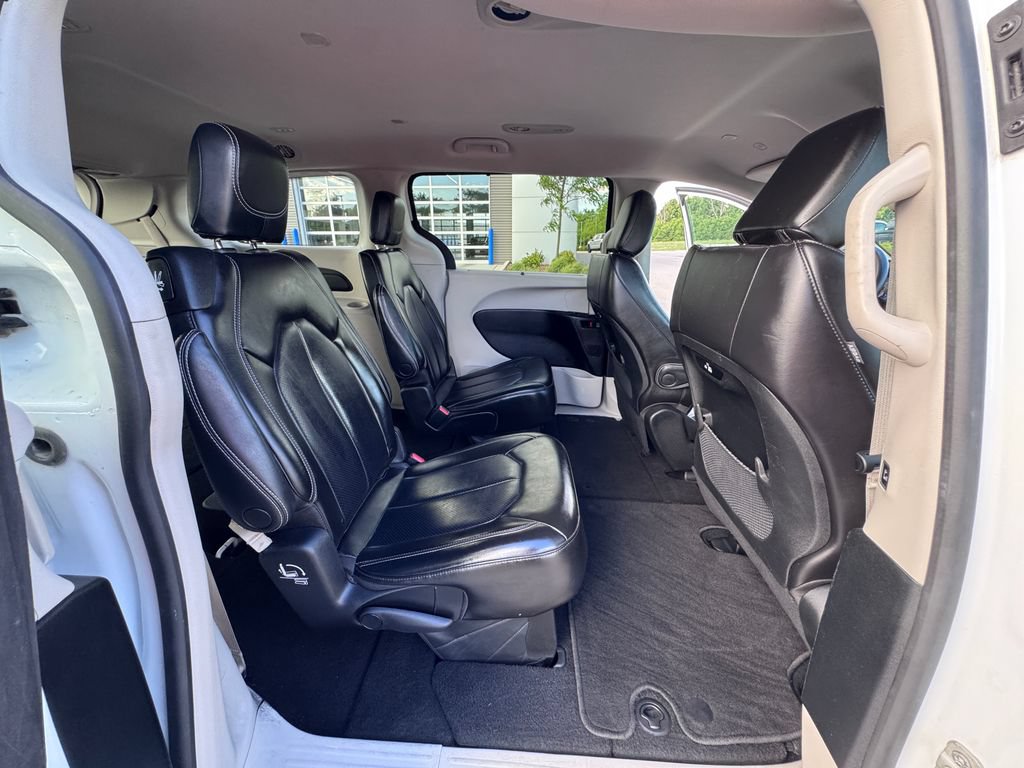Used 2023 Chrysler Pacifica Touring-L FWD image 32