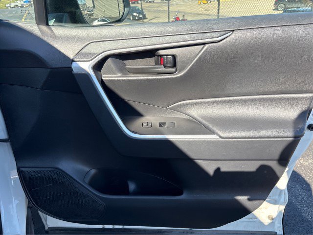Used 2021 Toyota RAV4 LE AWD/4WD image 19