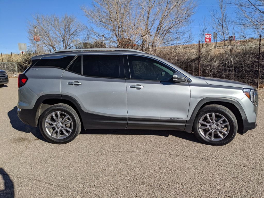 Used 2024 GMC Terrain SLT image 2
