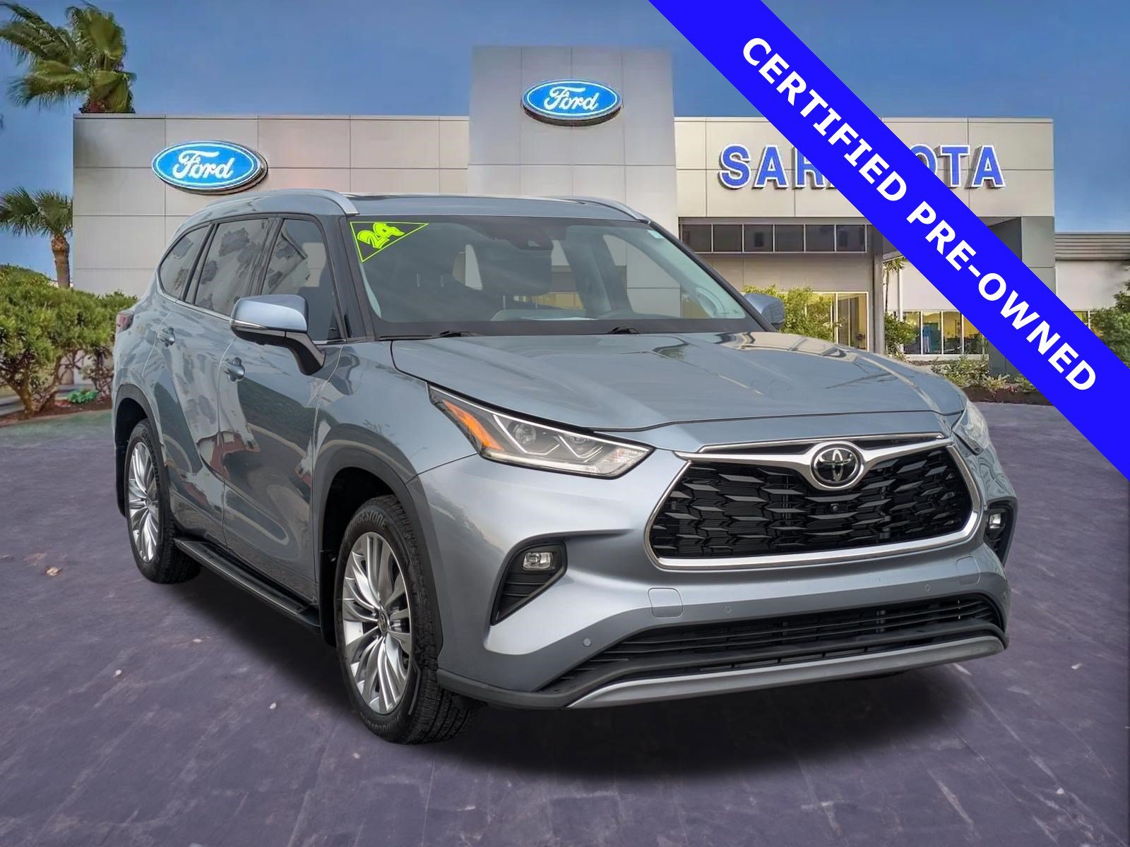 Used 2024 Toyota Highlander Platinum FWD image 1