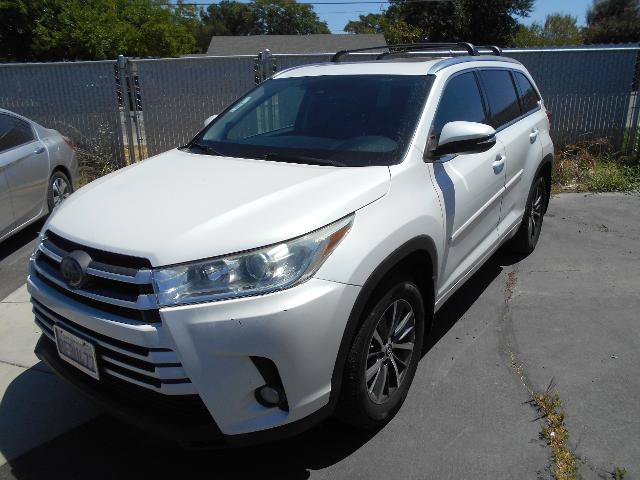 Used 2018 Toyota Highlander XLE AWD/4WD image 3