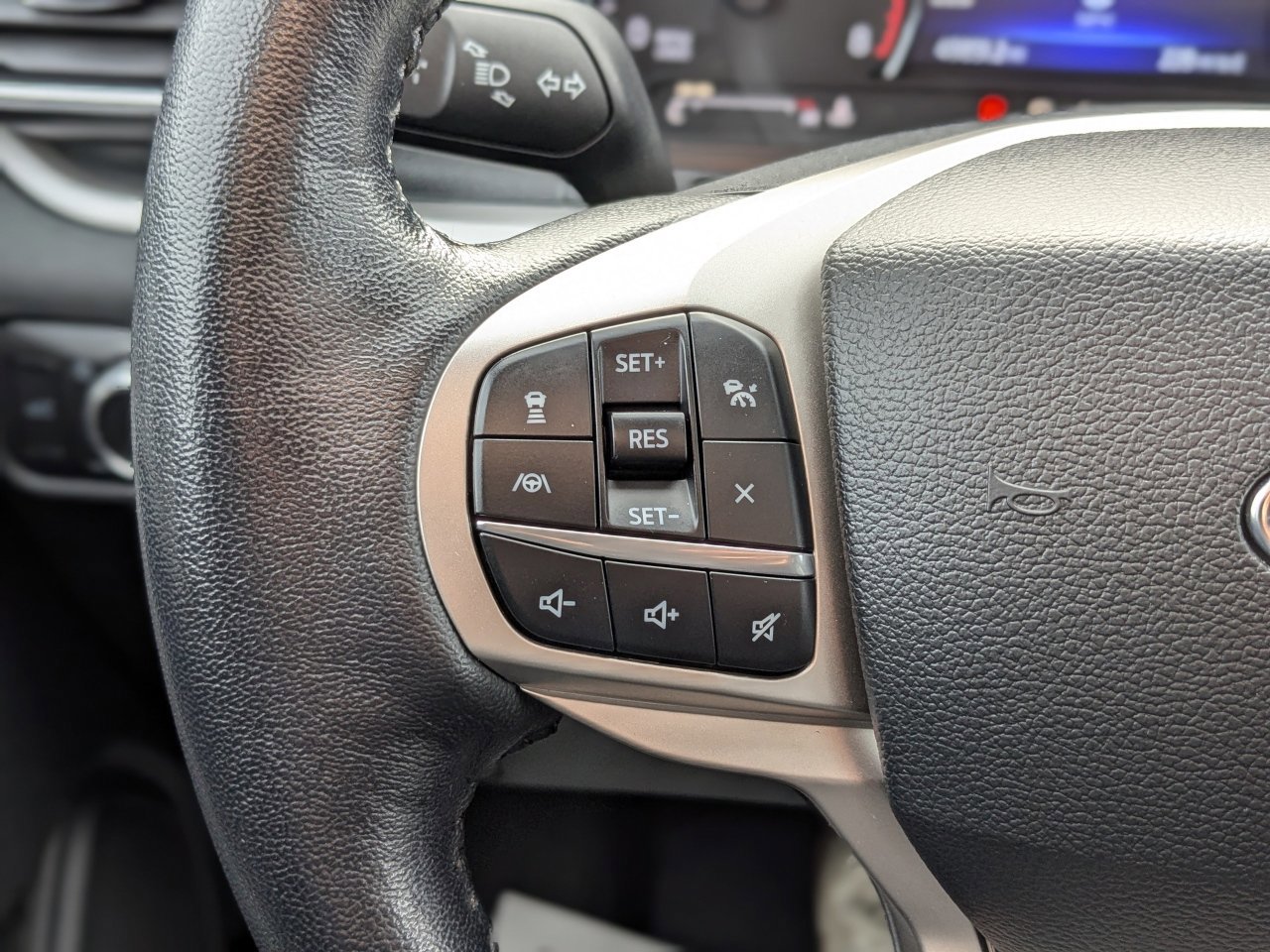 Certified 2022 Ford Explorer XLT w/ Equipment Group 202A image 33