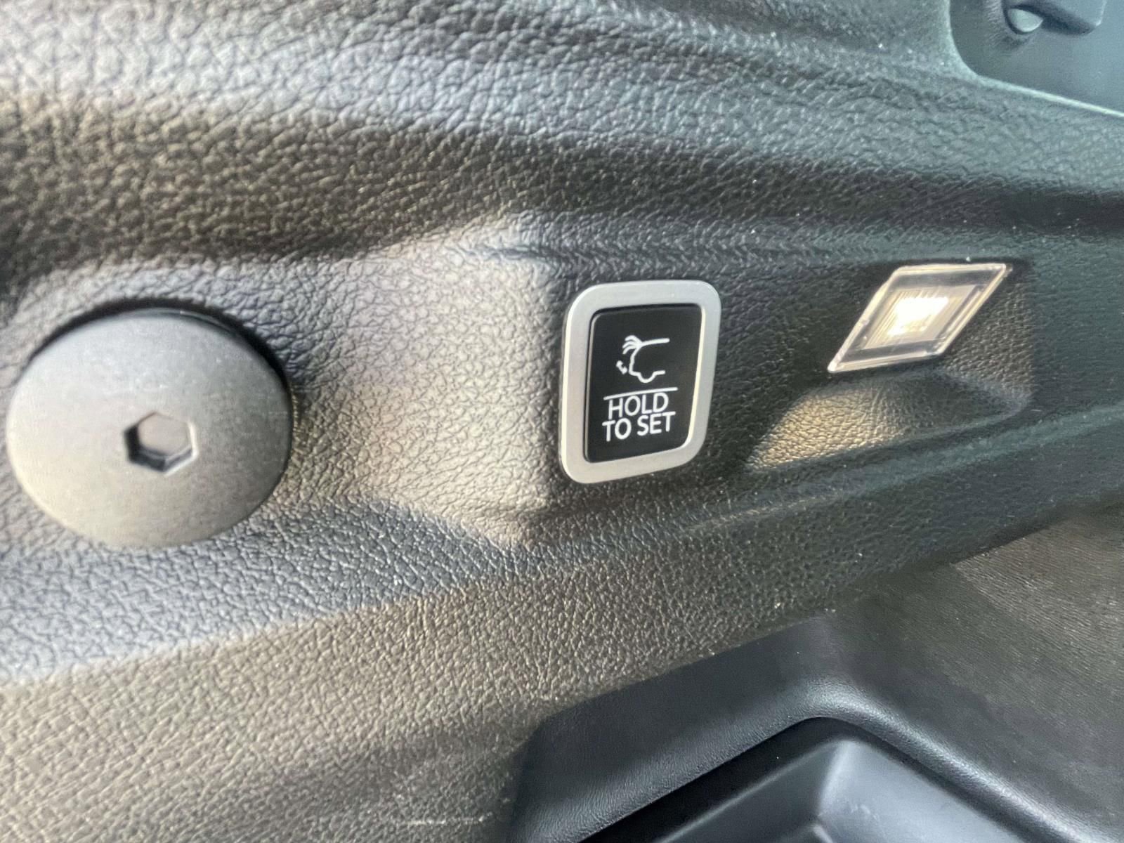 Used 2023 Jeep Grand Cherokee L Laredo AWD/4WD image 7