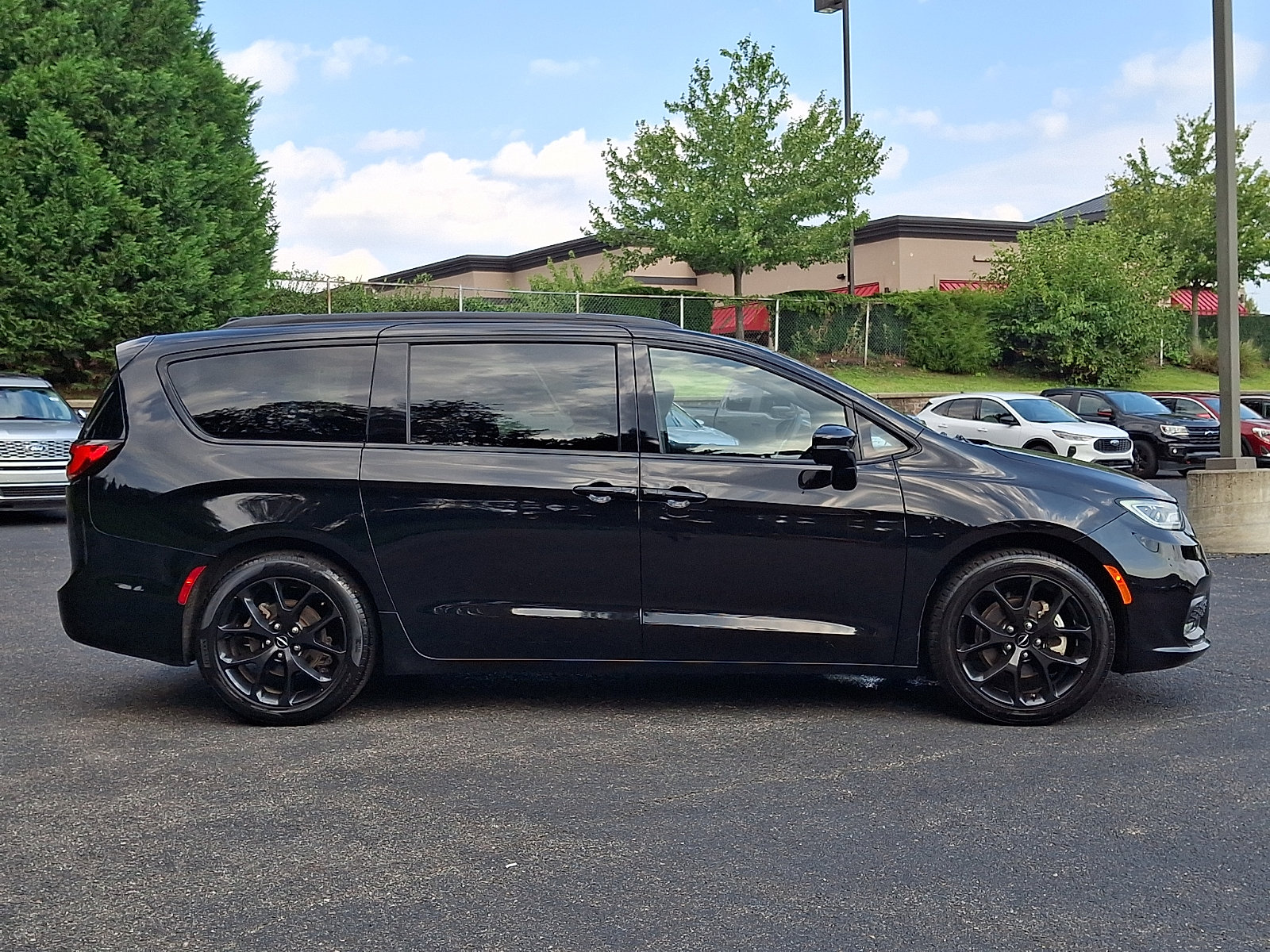 Used 2025 Chrysler Pacifica Limited FWD image 7