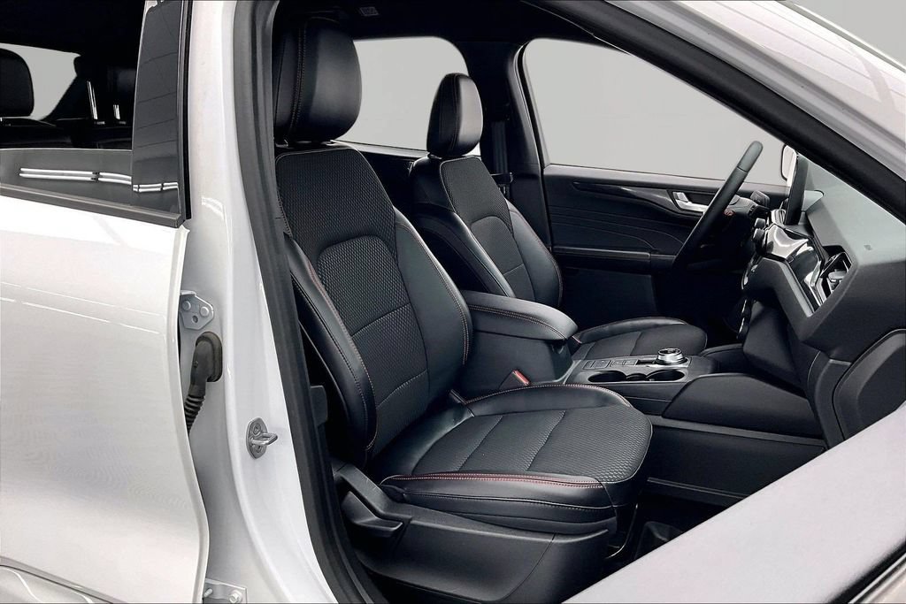 Certified 2023 Ford Escape ST-Line Select AWD/4WD image 7