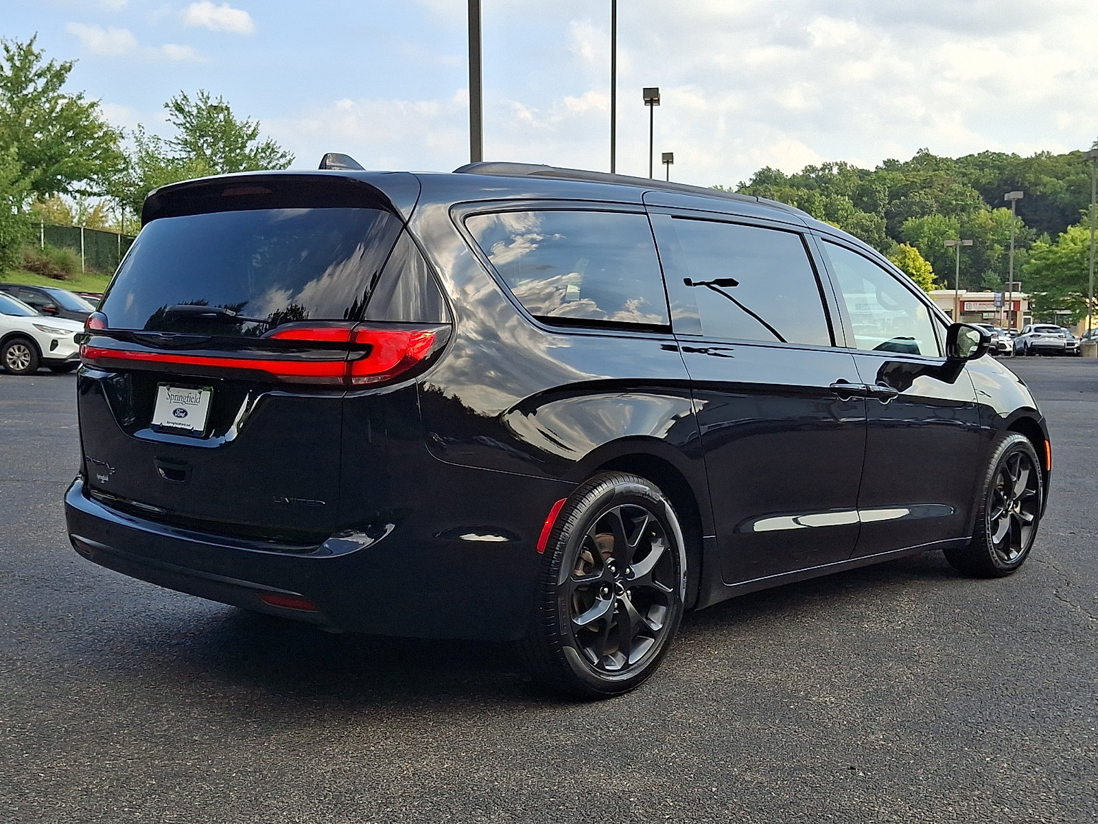 Used 2025 Chrysler Pacifica Limited FWD image 6