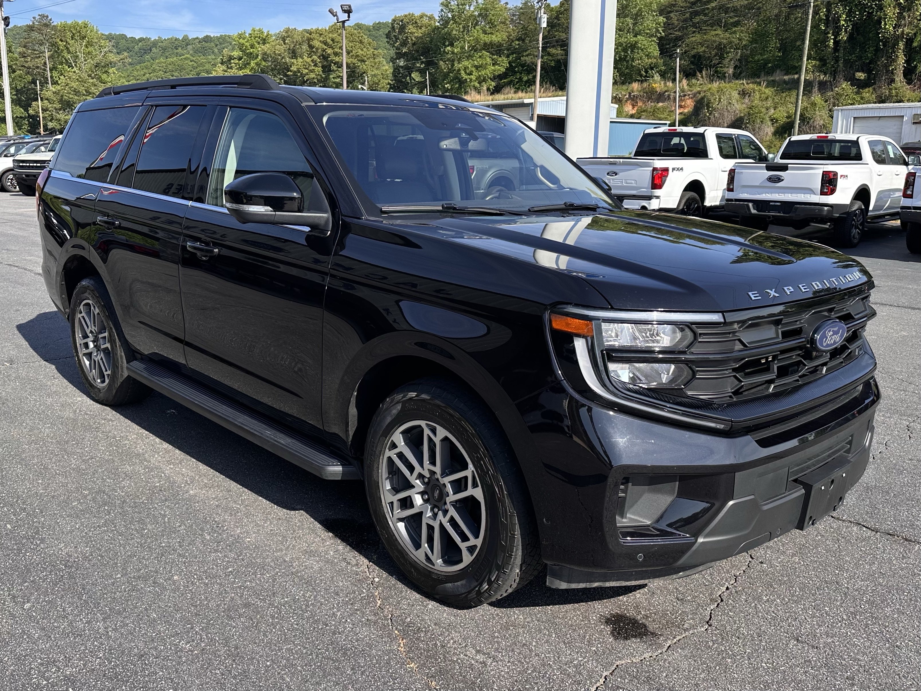Certified 2025 Ford Expedition Active AWD/4WD image 4