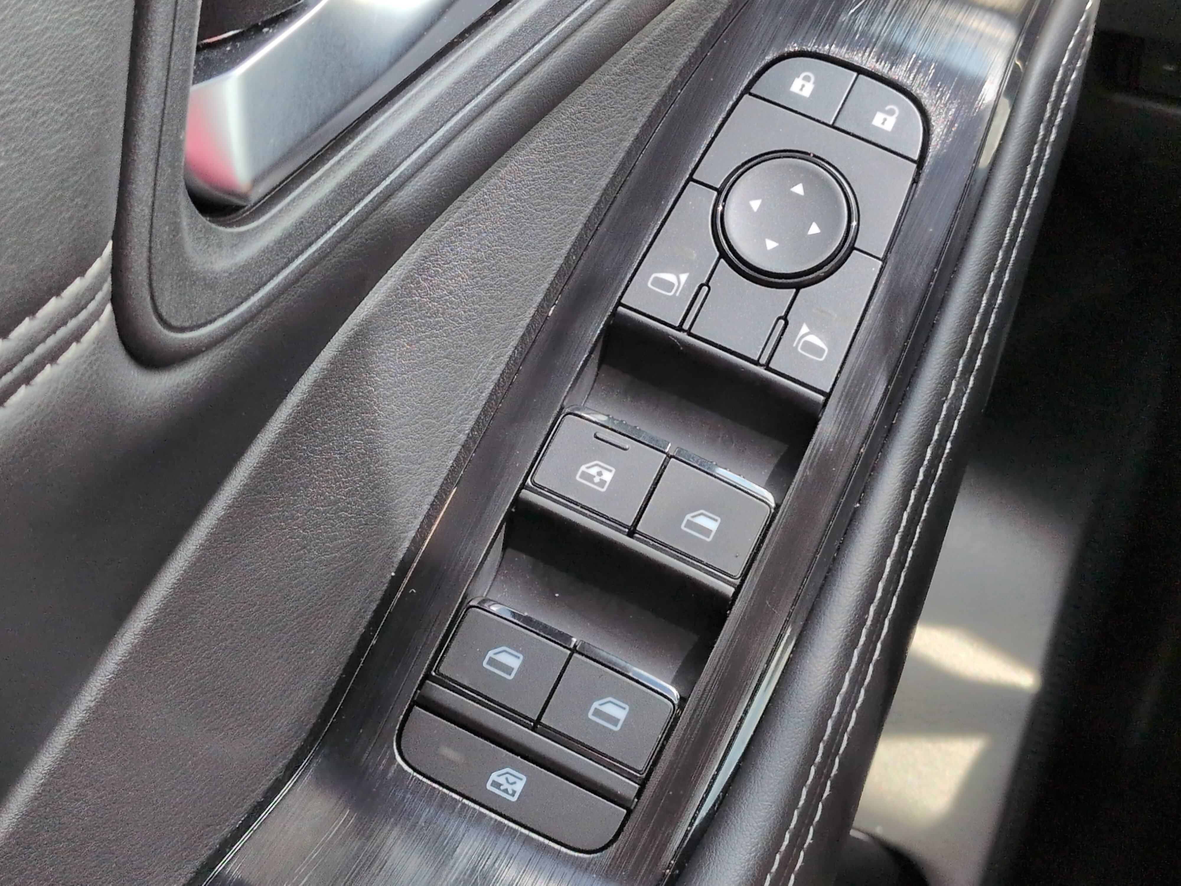 Used 2025 Nissan Rogue SV w/ SV Premium Package FWD image 22