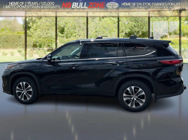 Used 2022 Toyota Highlander XLE AWD/4WD image 2