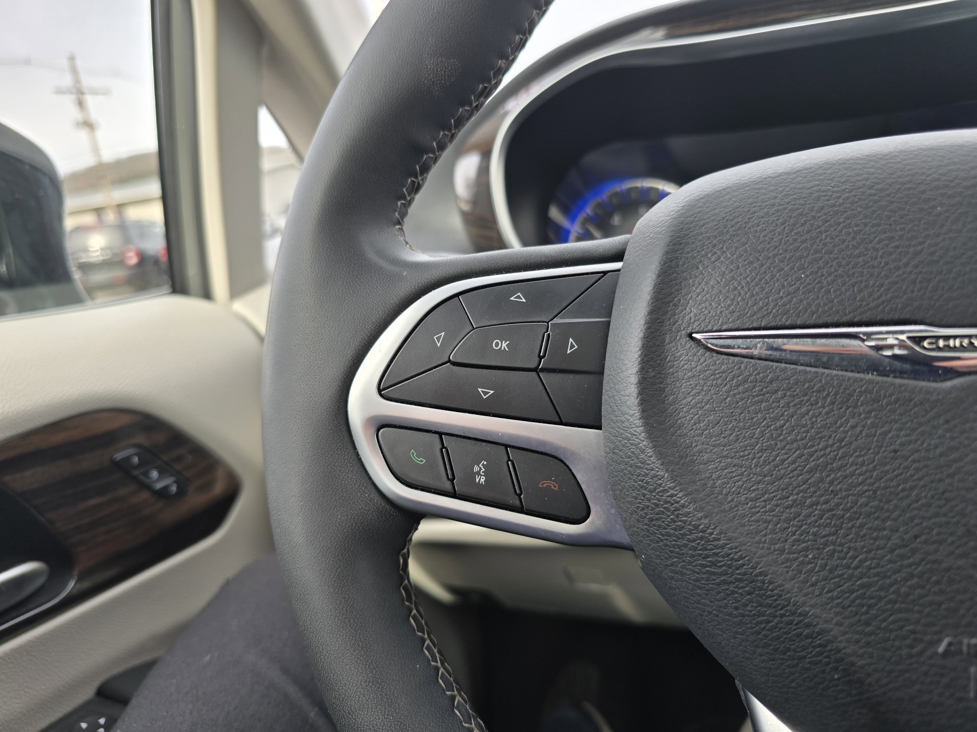 Used 2023 Chrysler Pacifica Limited FWD image 22