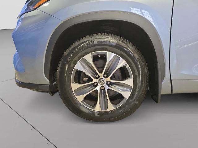 Used 2022 Toyota Highlander XLE AWD/4WD image 9