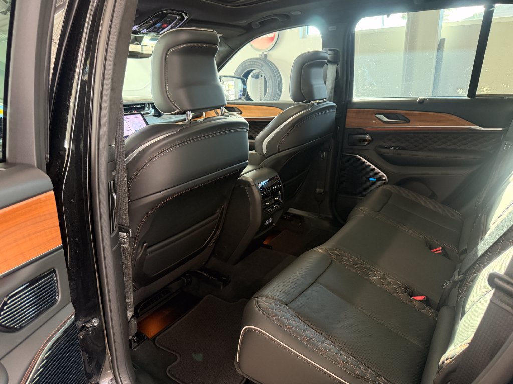 Used 2024 Jeep Grand Cherokee Summit AWD/4WD image 19