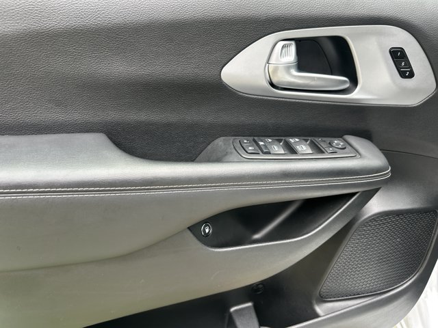 Used 2024 Chrysler Pacifica Limited FWD image 27