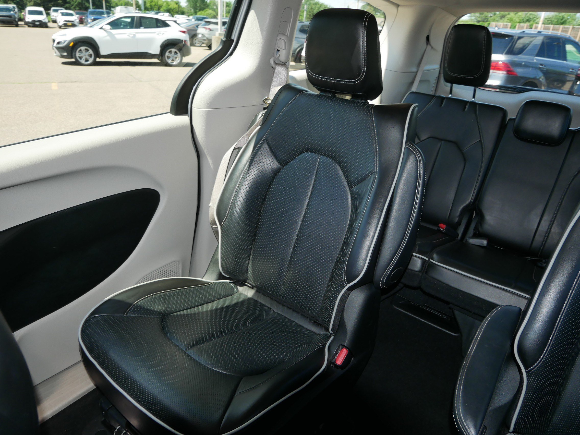 Used 2023 Chrysler Pacifica Limited FWD image 12