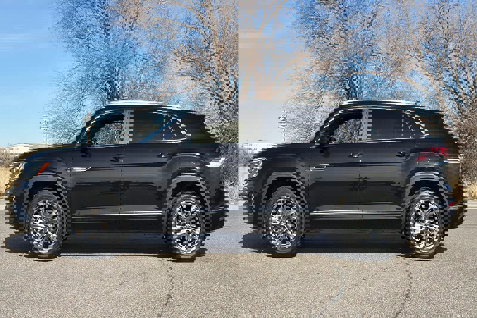 Used 2024 Volkswagen Atlas Cross Sport SEL R-Line image 2