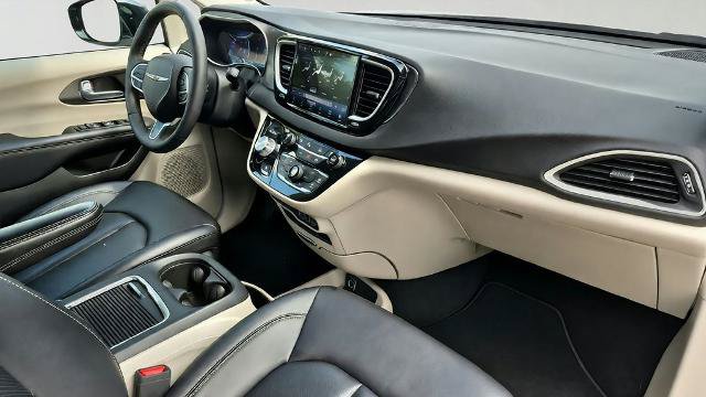 Used 2024 Chrysler Pacifica Touring-L FWD image 27