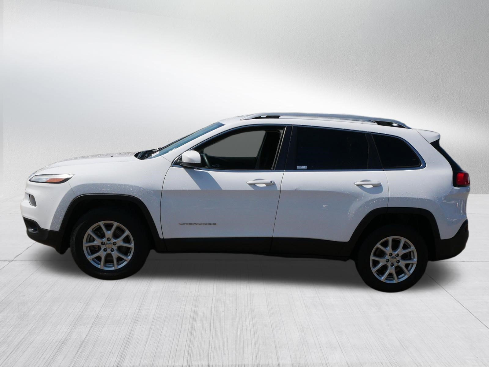 Used 2018 Jeep Cherokee Latitude w/ Safety Group AWD/4WD image 4