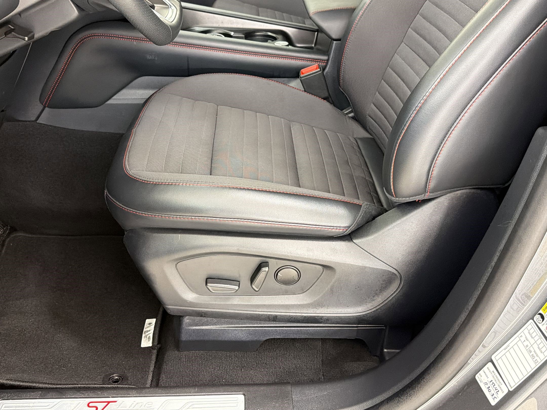 Certified 2025 Ford Explorer ST-Line w/ ST-Line Street Pack AWD/4WD image 14
