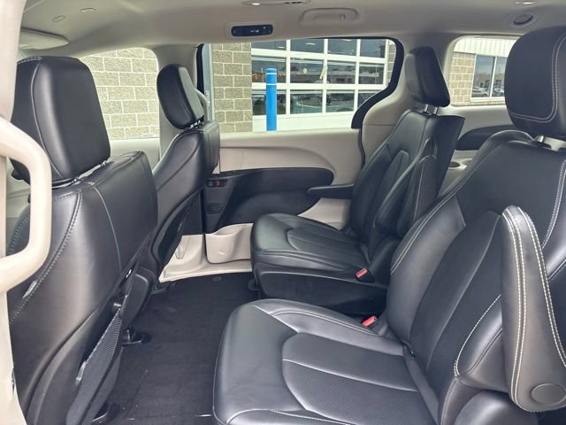 Used 2024 Chrysler Pacifica Limited FWD image 30