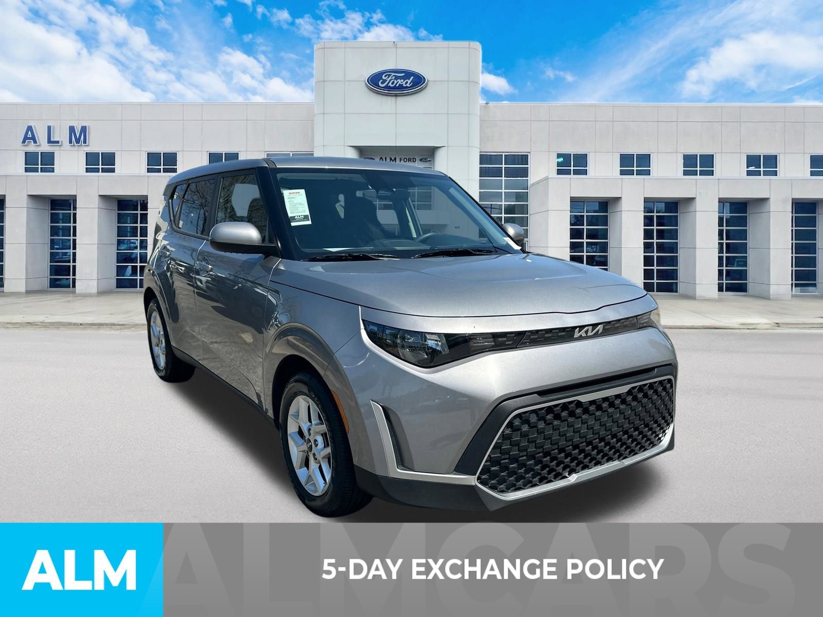 Used 2025 Kia Soul LX w/ LX Technology Package FWD image 3