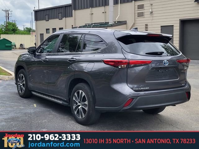Used 2023 Toyota Highlander XLE FWD image 3