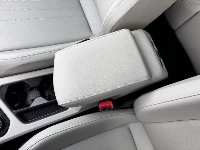 Used 2024 Volkswagen Tiguan SE w/ Panoramic Sunroof Package image 28