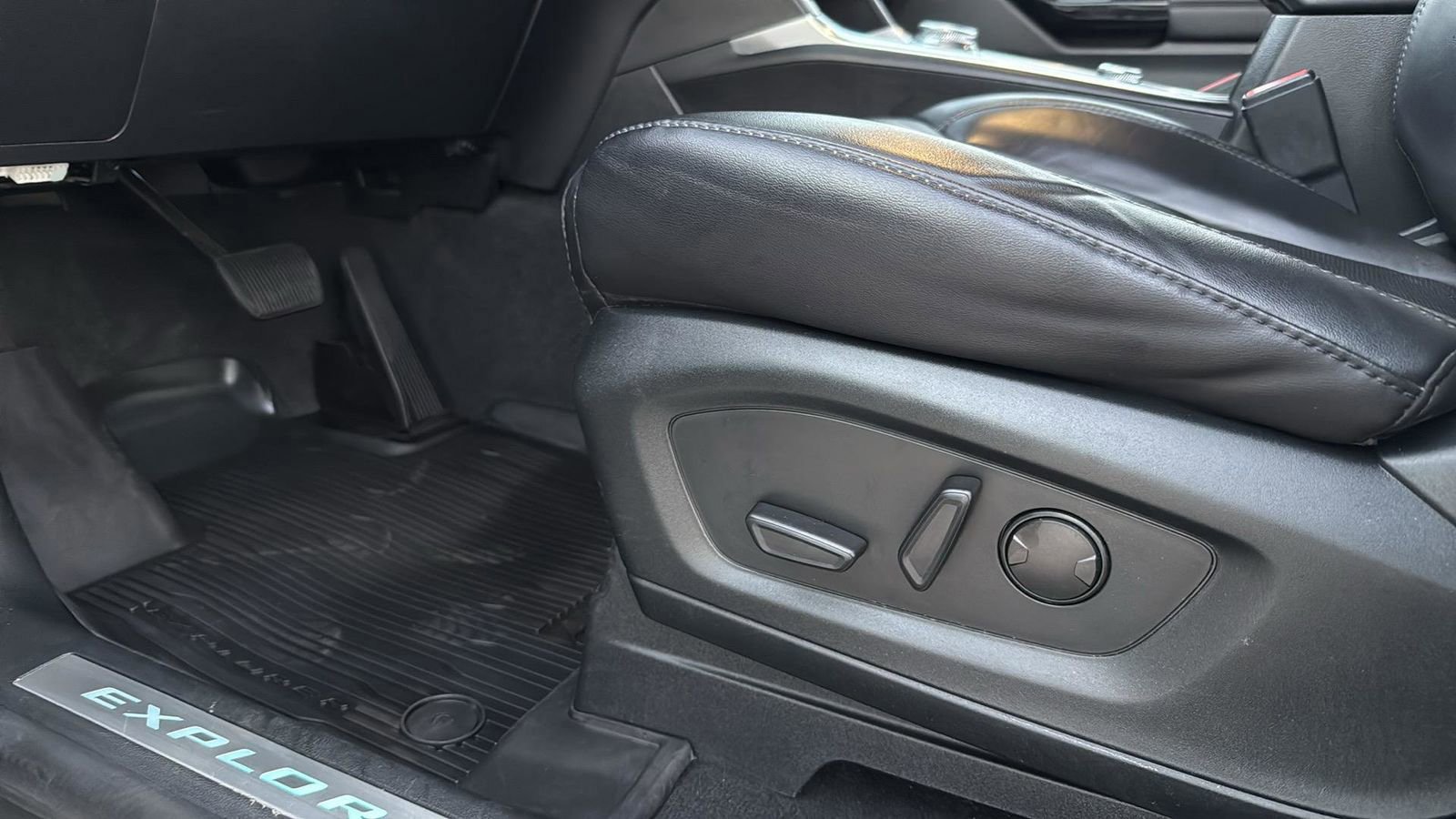 Certified 2022 Ford Explorer Platinum w/ Technology Package image 9