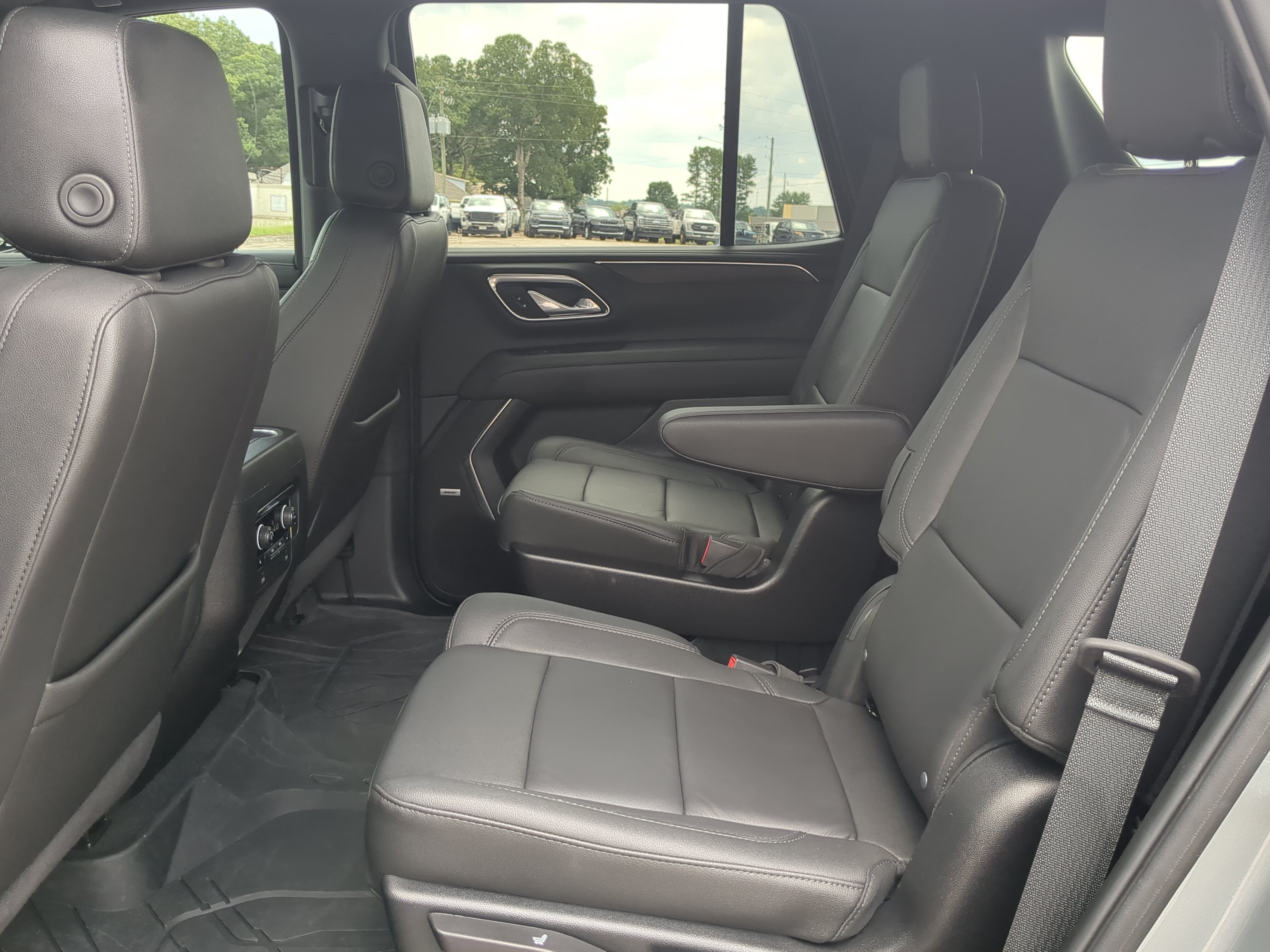 Used 2024 Chevrolet Tahoe LT w/ LT Signature Plus Package RWD image 12