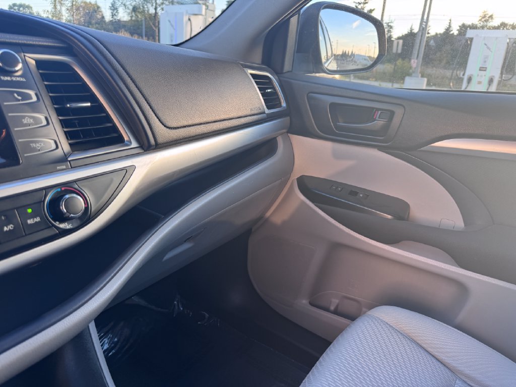 Used 2017 Toyota Highlander LE FWD image 21