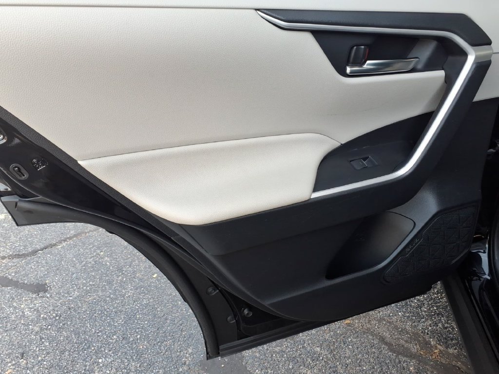 Used 2022 Toyota RAV4 XLE Premium AWD/4WD image 14