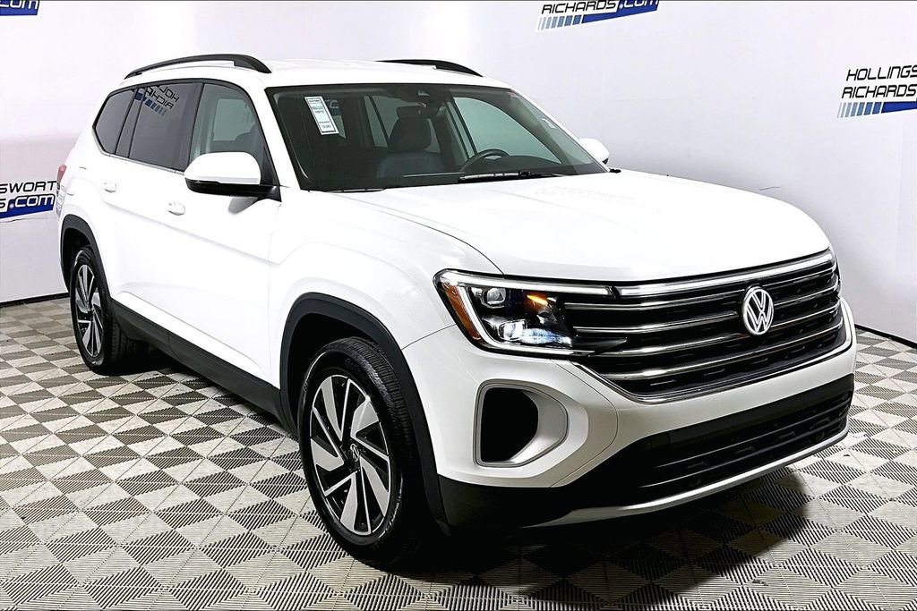 Used 2025 Volkswagen Atlas SE FWD image 3