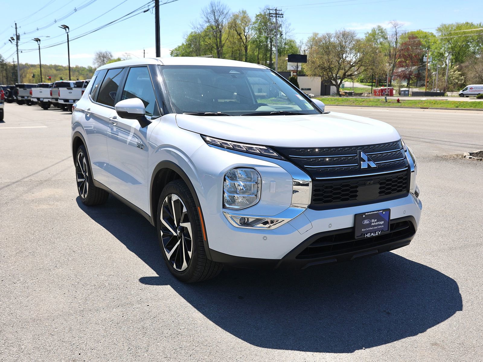 Used 2024 Mitsubishi Outlander 4WD Plug-In Hybrid image 1