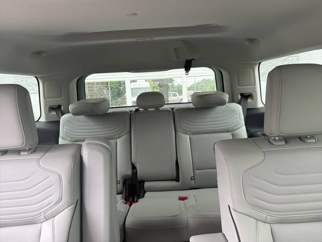 Certified 2025 Ford Expedition Platinum w/ Platinum Ultimate Package AWD/4WD image 18